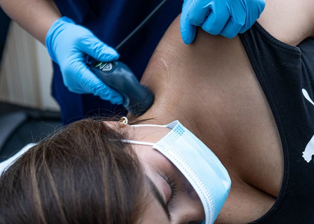 src-107287-Tecar-20-1 Tecartherapy treatment on a patient's neck